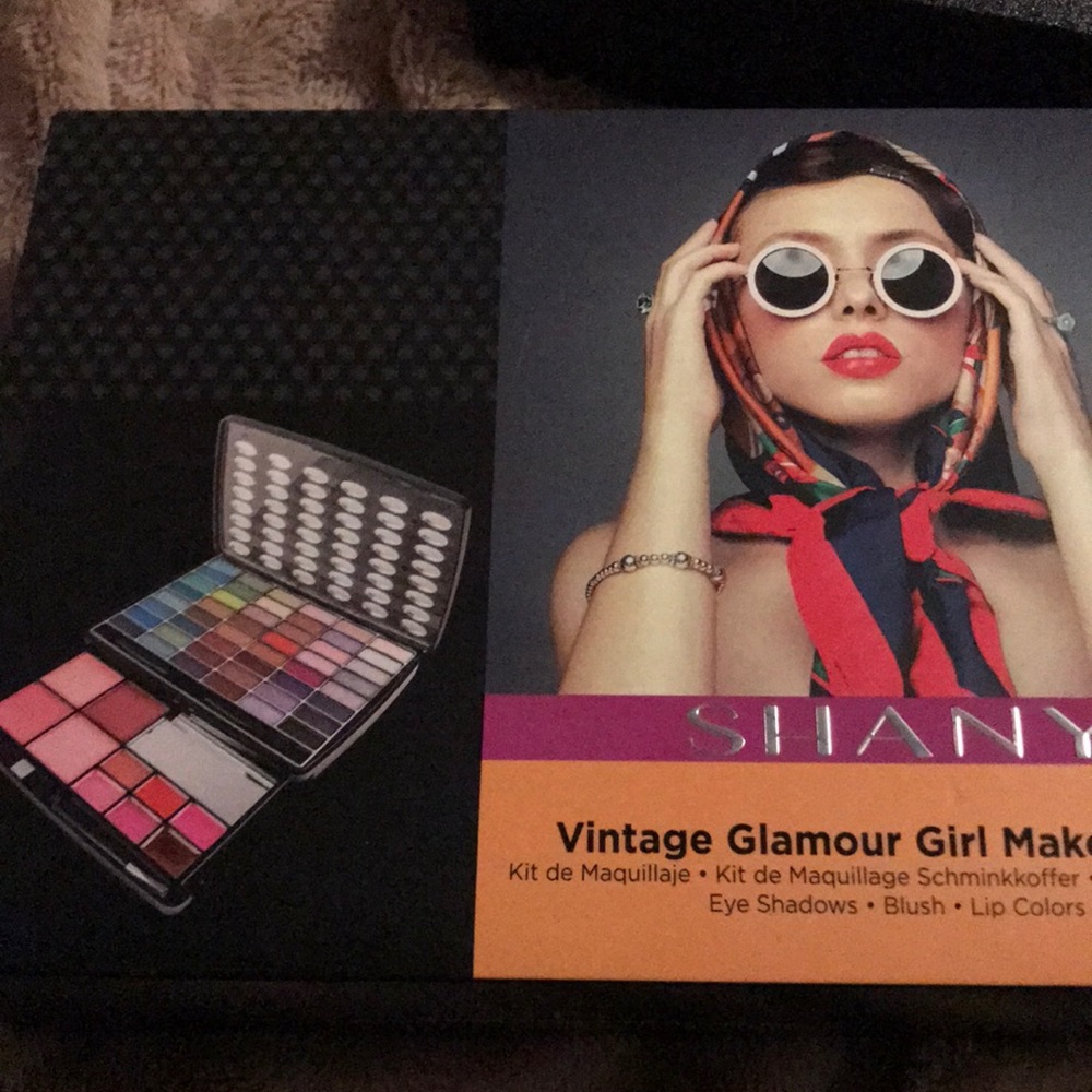 SHANY vintage glamour girl makeup kit